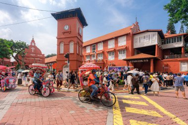 Malacca, Malezya - 14 Haziran 2024: Malacca 'daki Mesih Kilisesi. Çiçekli üç tekerlekli bisikletlerle Malezya 'da popüler bir tarihi turizm merkezi. Seyahat kavramı