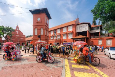 Malacca, Malezya - 14 Haziran 2024: Malacca 'daki Mesih Kilisesi. Çiçekli üç tekerlekli bisikletlerle Malezya 'da popüler bir tarihi turizm merkezi. Seyahat kavramı