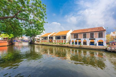 Malacca, Malezya - 14 Haziran 2024: Malacca eski kasabası. Çiçekli üç tekerlekli bisikletlerle Malezya 'da popüler bir tarihi turizm merkezi. Seyahat kavramı