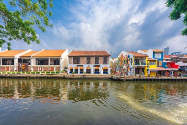 Malacca, Malezya - 14 Haziran 2024: Malacca eski kasabası. Çiçekli üç tekerlekli bisikletlerle Malezya 'da popüler bir tarihi turizm merkezi. Seyahat kavramı