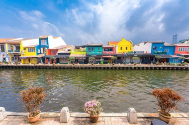 Malacca, Malezya - 14 Haziran 2024: Malacca eski kasabası. Çiçekli üç tekerlekli bisikletlerle Malezya 'da popüler bir tarihi turizm merkezi. Seyahat kavramı