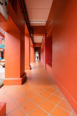 Malacca, Malezya - 14 Haziran 2024: Malacca eski kasabası. Çiçekli üç tekerlekli bisikletlerle Malezya 'da popüler bir tarihi turizm merkezi. Seyahat kavramı