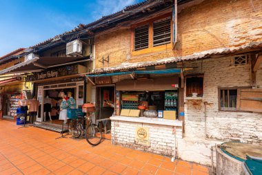 Malacca, Malezya - 14 Haziran 2024: Malacca 'nın eski kasabasındaki Jonker Caddesi gece gıda pazarı ile ünlüdür. UNESCO tarafından bir Dünya Mirası Alanı olarak tanınıyor. Turizm konsepti. Seyahat kavramı