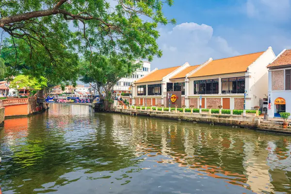Malacca, Malezya - 14 Haziran 2024: Malacca eski kasabası. Çiçekli üç tekerlekli bisikletlerle Malezya 'da popüler bir tarihi turizm merkezi. Seyahat kavramı