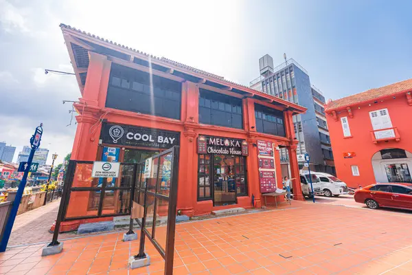 Malacca, Malezya - 14 Haziran 2024: Malacca eski kasabası. Çiçekli üç tekerlekli bisikletlerle Malezya 'da popüler bir tarihi turizm merkezi. Seyahat kavramı