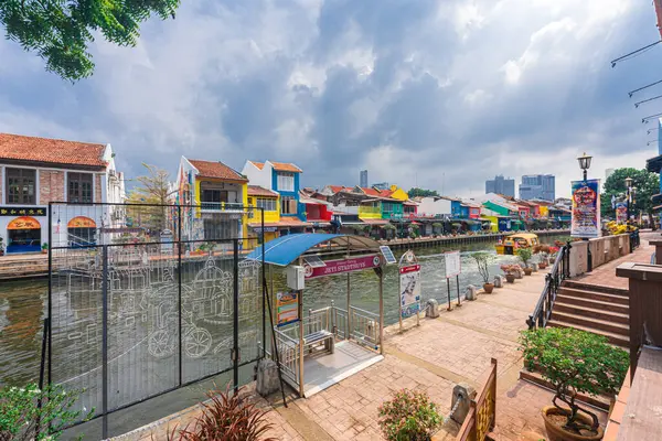 Malacca, Malezya - 14 Haziran 2024: Malacca eski kasabası. Çiçekli üç tekerlekli bisikletlerle Malezya 'da popüler bir tarihi turizm merkezi. Seyahat kavramı