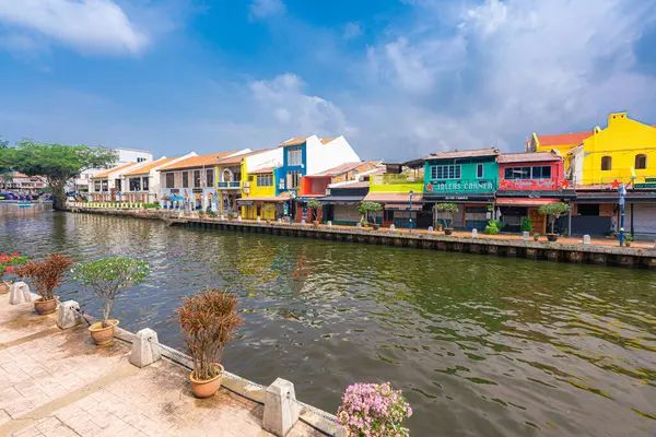 Malacca, Malezya - 14 Haziran 2024: Malacca eski kasabası. Çiçekli üç tekerlekli bisikletlerle Malezya 'da popüler bir tarihi turizm merkezi. Seyahat kavramı