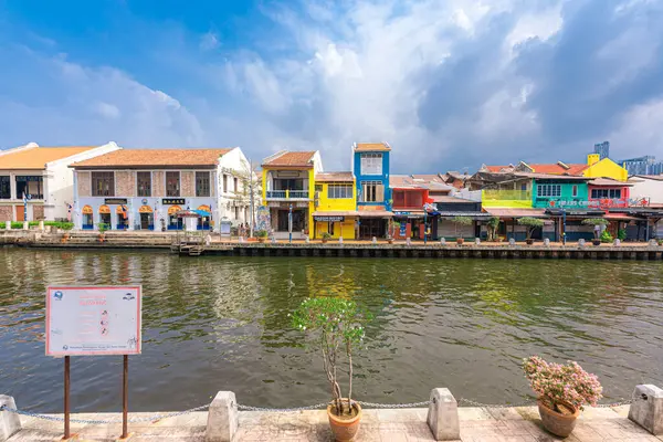 Malacca, Malezya - 14 Haziran 2024: Malacca eski kasabası. Çiçekli üç tekerlekli bisikletlerle Malezya 'da popüler bir tarihi turizm merkezi. Seyahat kavramı
