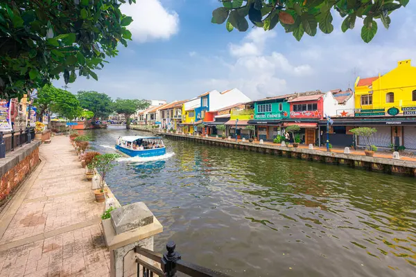 Malacca, Malezya - 14 Haziran 2024: Malacca eski kasabası. Çiçekli üç tekerlekli bisikletlerle Malezya 'da popüler bir tarihi turizm merkezi. Seyahat kavramı