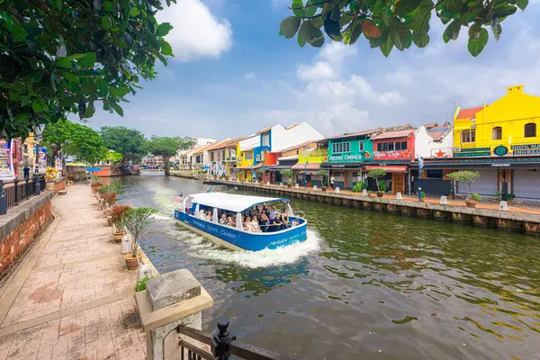 Malacca, Malezya - 14 Haziran 2024: Malacca eski kasabası. Çiçekli üç tekerlekli bisikletlerle Malezya 'da popüler bir tarihi turizm merkezi. Seyahat kavramı