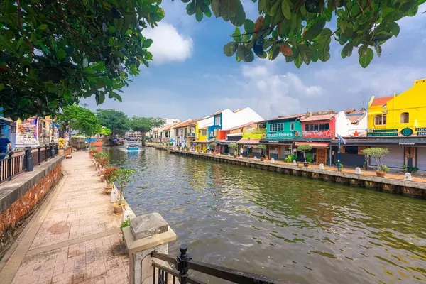 Malacca, Malezya - 14 Haziran 2024: Malacca eski kasabası. Çiçekli üç tekerlekli bisikletlerle Malezya 'da popüler bir tarihi turizm merkezi. Seyahat kavramı