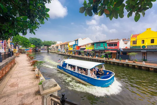 Malacca, Malezya - 14 Haziran 2024: Malacca eski kasabası. Çiçekli üç tekerlekli bisikletlerle Malezya 'da popüler bir tarihi turizm merkezi. Seyahat kavramı