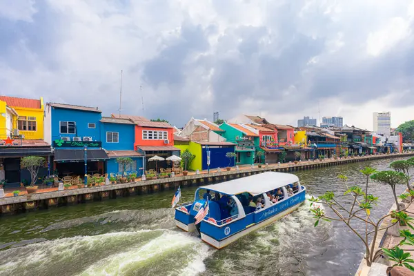 Malacca, Malezya - 14 Haziran 2024: Malacca eski kasabası. Çiçekli üç tekerlekli bisikletlerle Malezya 'da popüler bir tarihi turizm merkezi. Seyahat kavramı