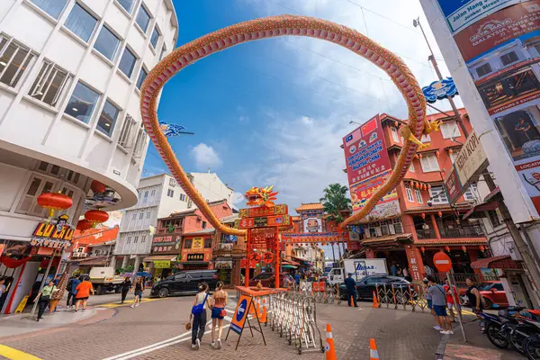Malacca, Malezya - 14 Haziran 2024: Malacca 'nın eski kasabasındaki Jonker Caddesi gece gıda pazarı ile ünlüdür. UNESCO tarafından bir Dünya Mirası Alanı olarak tanınıyor. Turizm konsepti. Seyahat kavramı