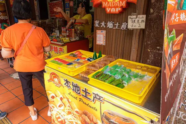 Malacca, Malezya - 14 Haziran 2024: Malacca 'nın eski kasabasındaki Jonker Caddesi gece gıda pazarı ile ünlüdür. UNESCO tarafından bir Dünya Mirası Alanı olarak tanınıyor. Turizm konsepti. Seyahat kavramı