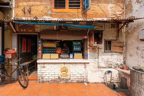 Malacca, Malezya - 14 Haziran 2024: Malacca 'nın eski kasabasındaki Jonker Caddesi gece gıda pazarı ile ünlüdür. UNESCO tarafından bir Dünya Mirası Alanı olarak tanınıyor. Turizm konsepti. Seyahat kavramı