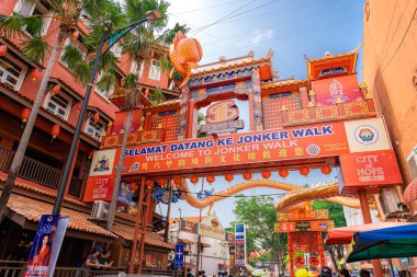 Malacca, Malezya - 14 Haziran 2024: Malacca 'nın eski kasabasındaki Jonker Caddesi gece gıda pazarı ile ünlüdür. UNESCO tarafından bir Dünya Mirası Alanı olarak tanınıyor. Turizm konsepti. Seyahat kavramı