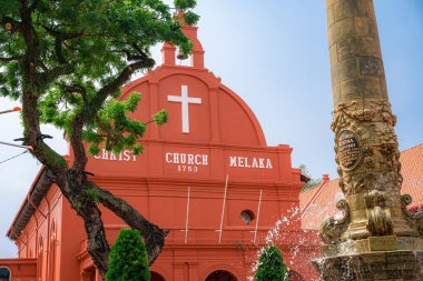 Malacca, Malezya - 14 Haziran 2024: Malacca 'daki Mesih Kilisesi. Çiçekli üç tekerlekli bisikletlerle Malezya 'da popüler bir tarihi turizm merkezi. Seyahat kavramı