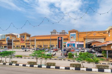 Kuala Lumpur, Malezya - 14 Haziran 2024: Malezya 'da Kuala Lumpur Caddesi, şehre bakan plaka. Kalabalık bir turistik şehirde modern gökdelenler. Sokaklar insanlarla ve arabalarla dolu.