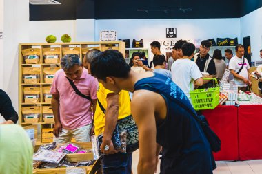 Kuala Lumpur, Malezya - 14 Haziran 2024: Kuala Lumpur 'daki ünlü Jugelik çikolata dükkanı. Bir grup insan popüler bir çikolata dükkanının içinde kuyruğa girdi. Güneydoğu Asya 'da kentsel yaşam tarzı ve gıda turizmi.