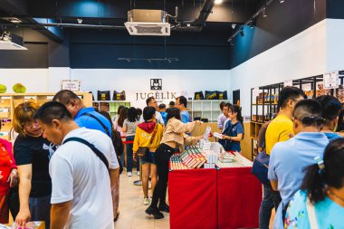 Kuala Lumpur, Malezya - 14 Haziran 2024: Kuala Lumpur 'daki ünlü Jugelik çikolata dükkanı. Bir grup insan popüler bir çikolata dükkanının içinde kuyruğa girdi. Güneydoğu Asya 'da kentsel yaşam tarzı ve gıda turizmi.