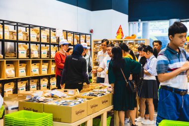 Kuala Lumpur, Malezya - 14 Haziran 2024: Kuala Lumpur 'daki ünlü Jugelik çikolata dükkanı. Bir grup insan popüler bir çikolata dükkanının içinde kuyruğa girdi. Güneydoğu Asya 'da kentsel yaşam tarzı ve gıda turizmi.