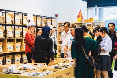 Kuala Lumpur, Malezya - 14 Haziran 2024: Kuala Lumpur 'daki ünlü Jugelik çikolata dükkanı. Bir grup insan popüler bir çikolata dükkanının içinde kuyruğa girdi. Güneydoğu Asya 'da kentsel yaşam tarzı ve gıda turizmi.