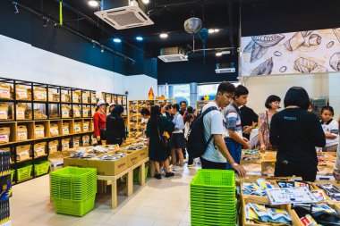 Kuala Lumpur, Malezya - 14 Haziran 2024: Kuala Lumpur 'daki ünlü Jugelik çikolata dükkanı. Bir grup insan popüler bir çikolata dükkanının içinde kuyruğa girdi. Güneydoğu Asya 'da kentsel yaşam tarzı ve gıda turizmi.