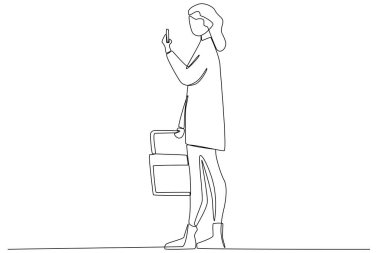 Alışveriş çantası taşıyan bir adam.