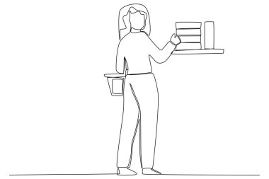 Alışveriş çantası taşıyan bir adam.