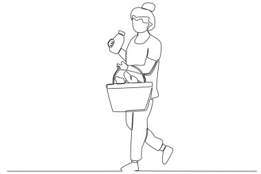 Alışveriş çantası taşıyan bir adam.