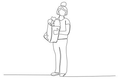 Alışveriş çantası taşıyan bir adam.