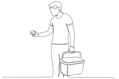 Alışveriş çantası taşıyan bir adam.