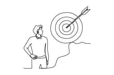 Bir adam hedef tahtasına bakıyor. İş yerinde hedefe ulaş