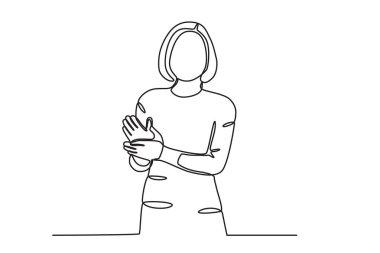 Kısa saçlı bir kadın alkışlandı. Alkışlar tek satırlık.