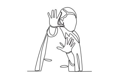 Holi festivalinde bir adam çok canlı dans ediyor. Holi tek çizgi çiziyor