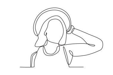 Kumsalda güneşlenen bir kadın. Plaj tek sıra çiziyor.