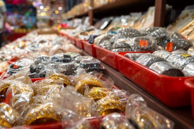 Bu görüntü 11 Haziran 2023 'te Palani City, Tamil Nadu Country India' dan. Güzellik Kozmetik Dükkanında Fotoğraf Çektim.