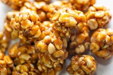 Chikki, fıstık ve jaggery 'den yapılan popüler bir Hint tatlısıdır.