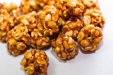 Bir Chikki fıstığı topları yakın plan, fıstık ve jaggery ile yapılmış popüler bir Hint tatlısı..