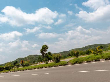 Uzun, dolambaçlı bir otoyol güzel bir manzara boyunca uzanıyor. Gün batımında gökyüzü alevler içinde, ya da güneş bir yaz günü bulutların arasında parlıyor..