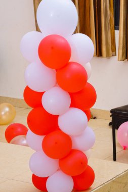 Doğum günü kutlaması için kırmızı ve beyaz bir balon batakhanesi