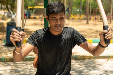 Bu genç adamın çocuk parkında egzersiz yaparken terlemesini izleyin. Çeşitli vücut ağırlığı egzersizleriyle fiziksel sınırlarını zorluyor ve aktif bir yaşam tarzının faydalarını gösteriyor. İçeri girmek ister misin?