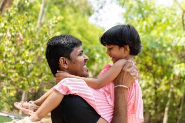 Bu yürek ısıtan anda bir babanın güçlü omuzları, kızı için bir merak ve macera yeri haline gelir. Yüzlerinden yayılan saf neşeyle