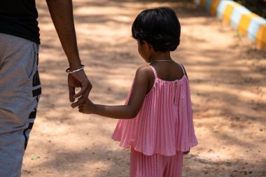 Küçük bir kız ve babası arasında, huzur parkında el ele dolaşırken yürekler acısı bir bağ var..