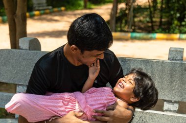 Çocuk parkında kaliteli vakit geçiren bir baba ve küçük kızının yürek ısıtan anı. Birbirlerinin yanında koşuşturup eğlenirken ikisi de gülümsüyor. Ömür boyu sürecek güzel anılar yaratmalarını izle..