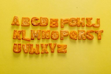 Bu resim Abc bisküvilerinin alfabe sarı arkaplanı hakkında. depo fotoğrafı