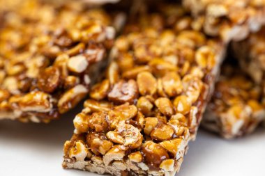 Canlı bir atıştırmalık ya da tatlı bir yemek için taze chikki fıstıklı sağlıklı bir kahvaltı tabağı..