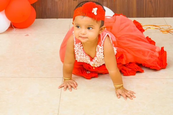 Bébé Indien Mignon Rampe Sur Sol Dans Une Robe Rouge — Photo