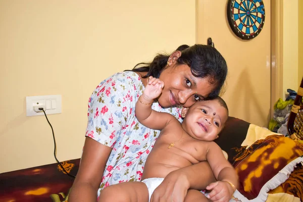 Una Madre Cariñosa Sostiene Hija Regazo Los Dos Sonríen Miran — Foto de Stock